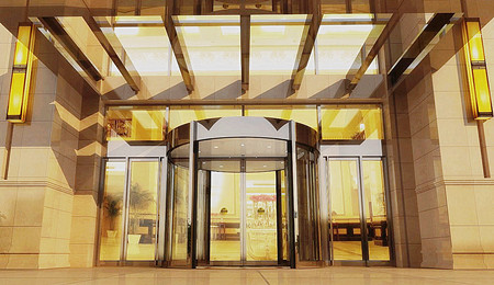 酒店大門設(shè)計(jì)為什么偏愛旋轉(zhuǎn)門？